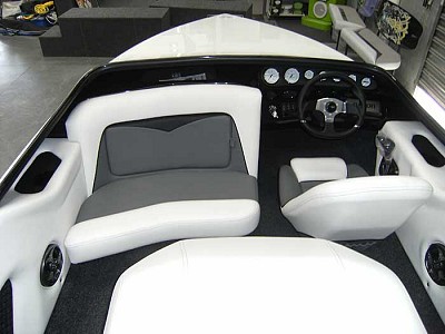 excel-21-skiboat-interior2-cbd674a2fce5a6578fd4ee035683d880